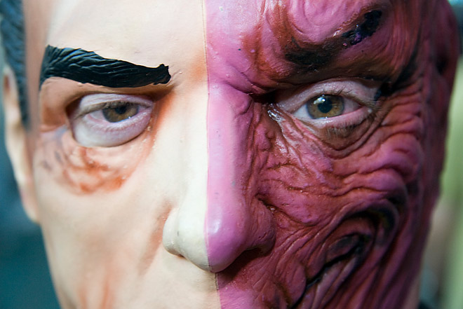 منافق آن کسی است که ادعای خوب بودن و درستکاری دارد اما انسانی نادرست و نابکار است.